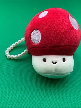 Plush Red Mushroom Keychain Stuffed Toy - Cute Smiling Mushroom